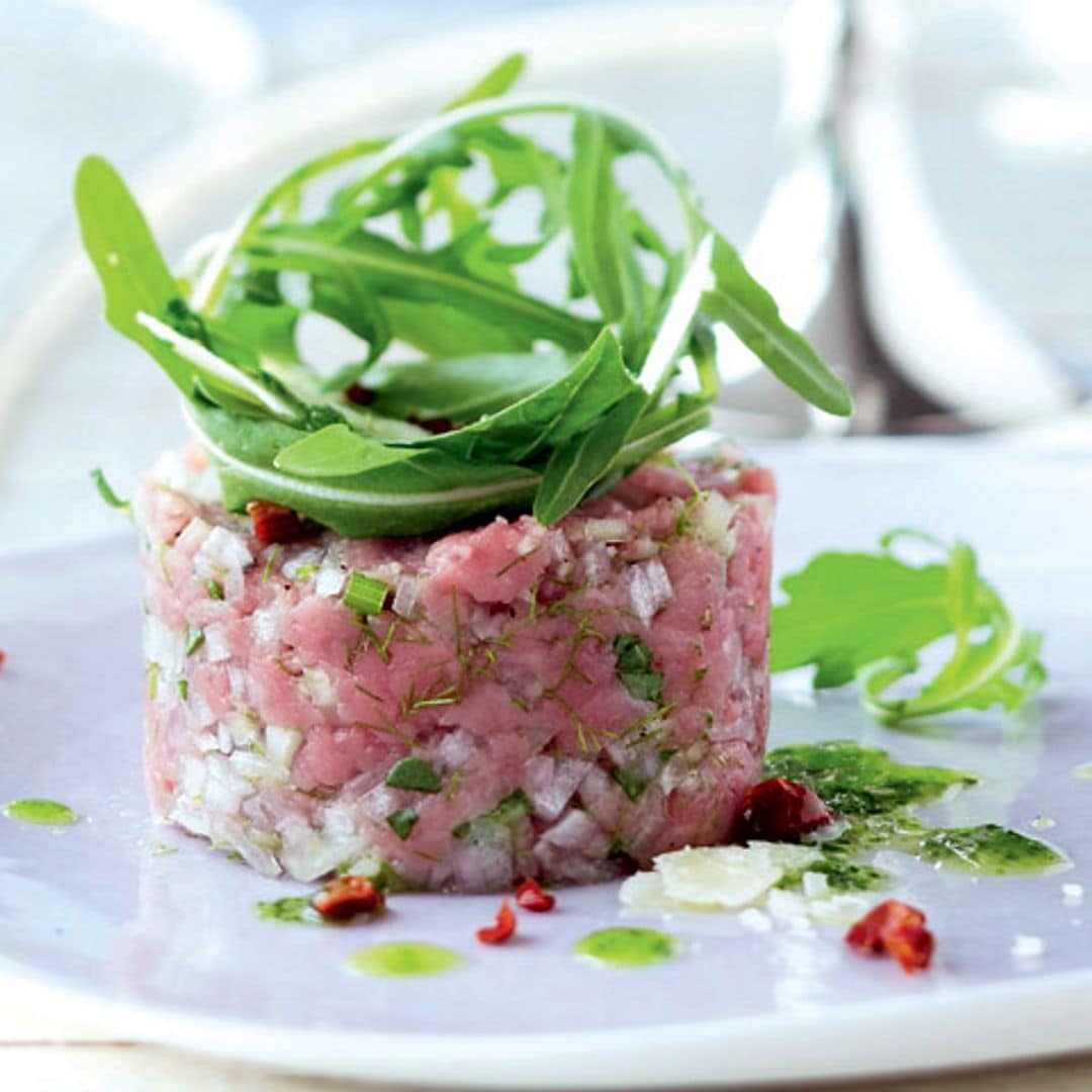 Tartar de ternera con hinojo y aceite de albahaca