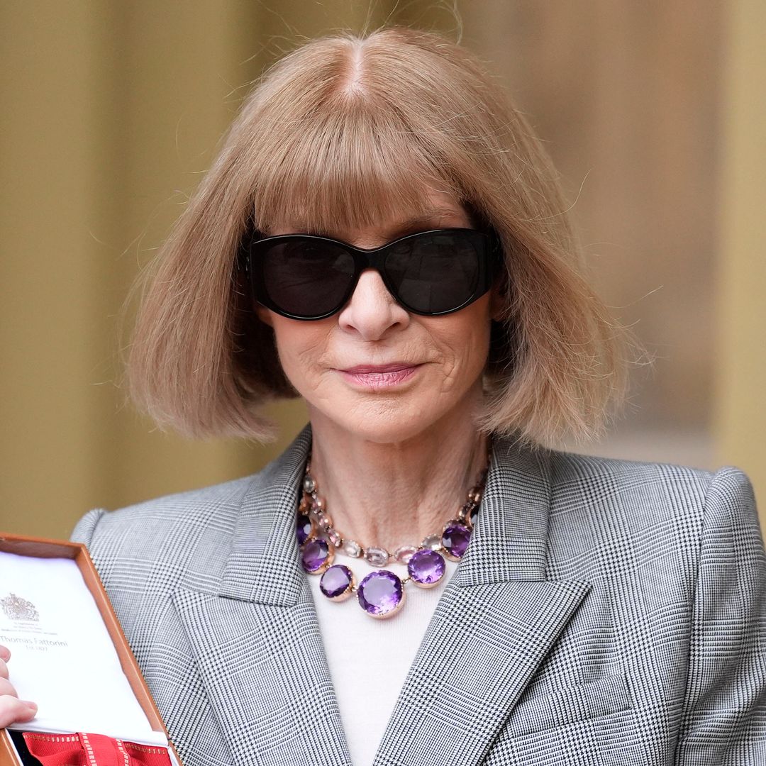 Anna Wintour es condecorada por el Rey Carlos III como Compañía de Honor