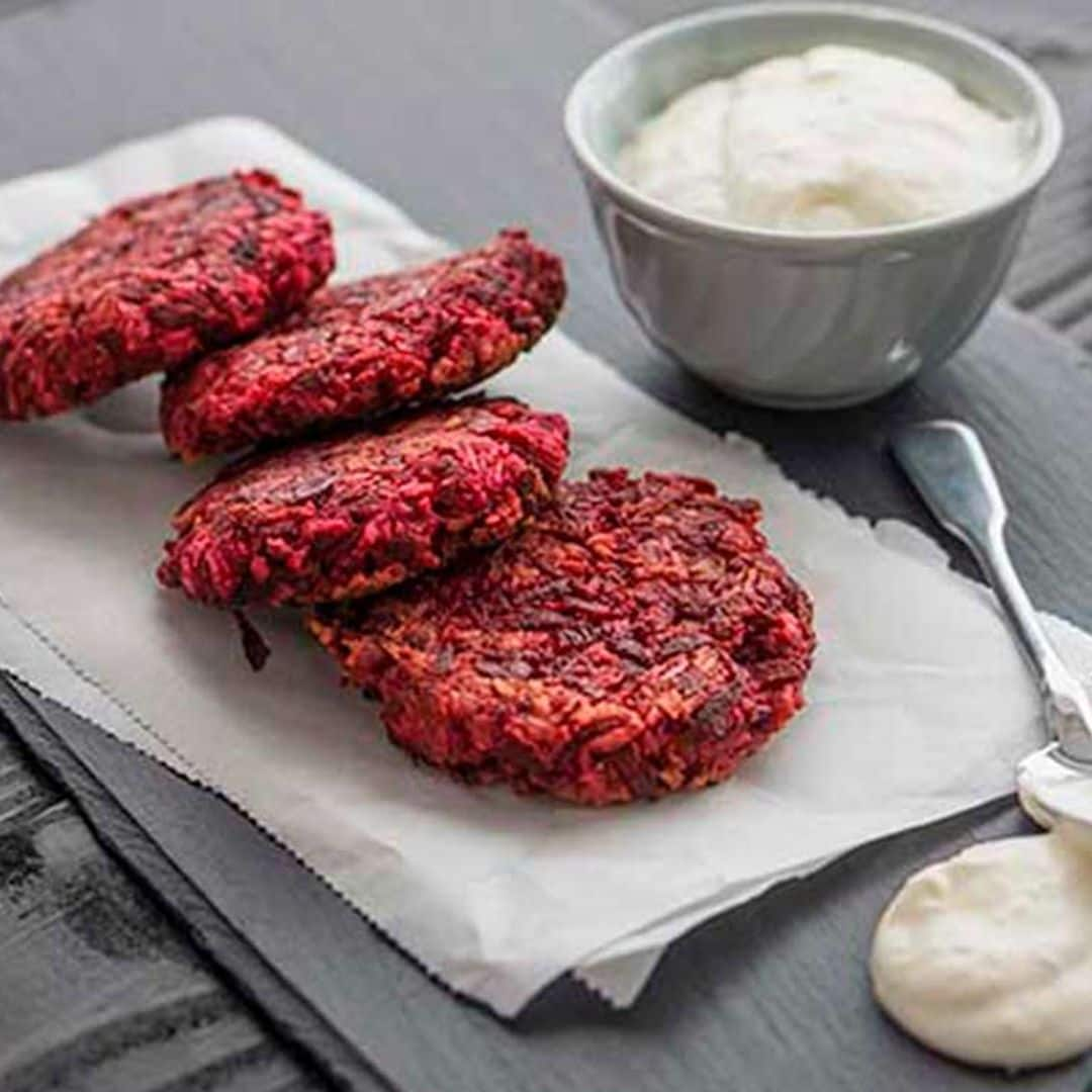 Hamburguesa de arroz y remolacha con salsa de coco y rábano picante