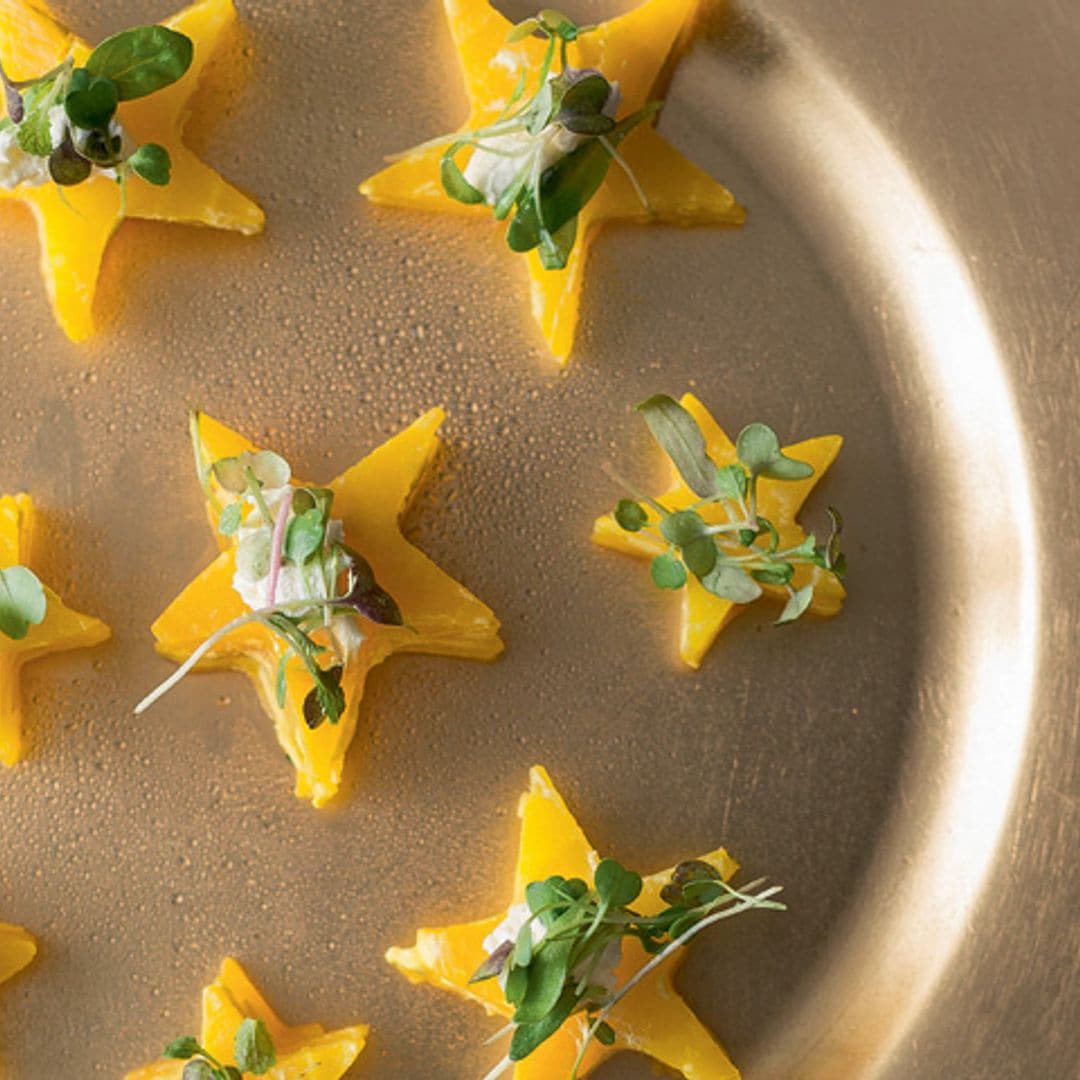 Estrellas de remolacha amarilla y queso de cabra