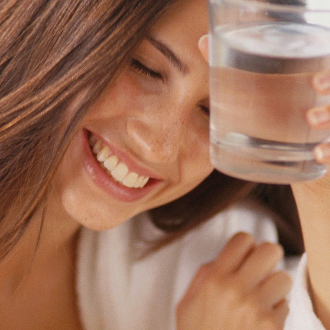 ¿Cuánta agua hay que beber al día para tener un vientre plano según los expertos?