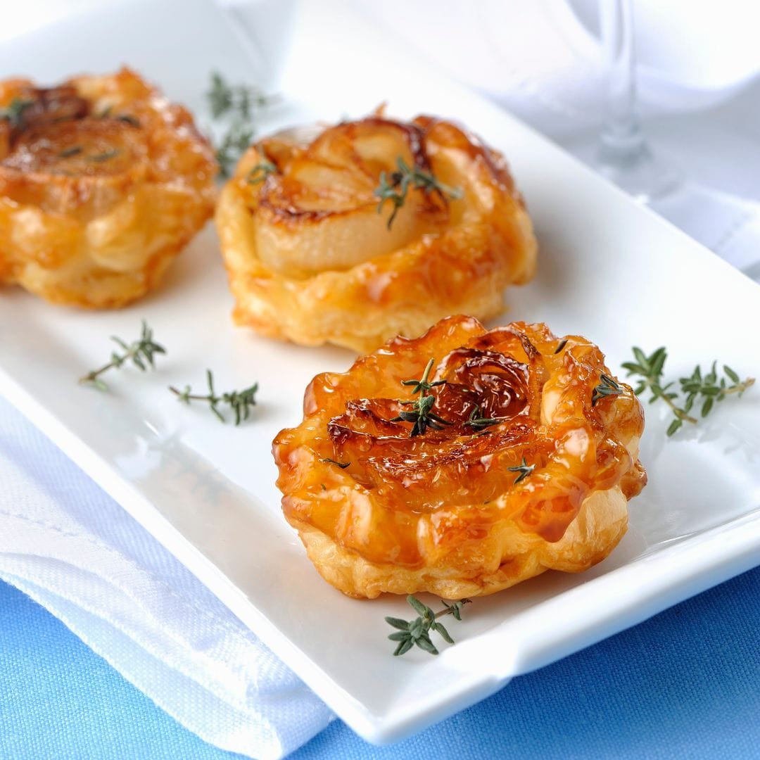 Mini tartas 'tatin' de cebolla caramelizada