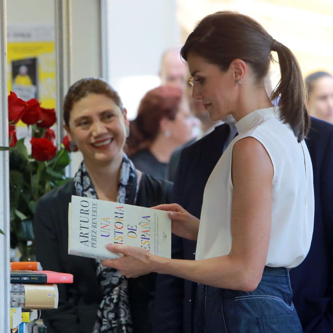 ¿Buscas libro? Estos son algunos de los que tiene la reina Letizia en su estantería