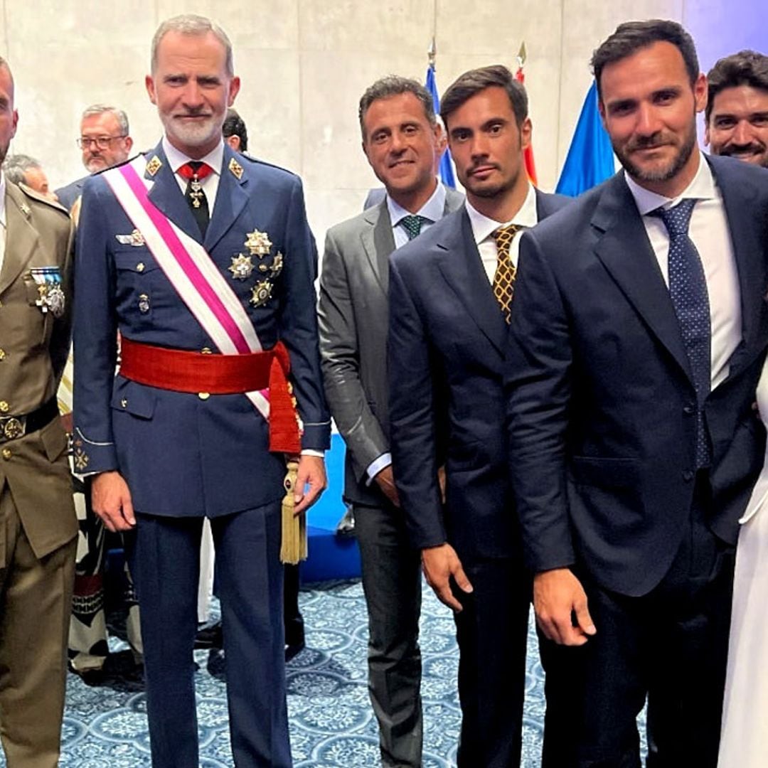 El cariñoso encuentro de los reyes Felipe y Letizia con Saúl Craviotto y sus compañeros olímpicos de París 2024