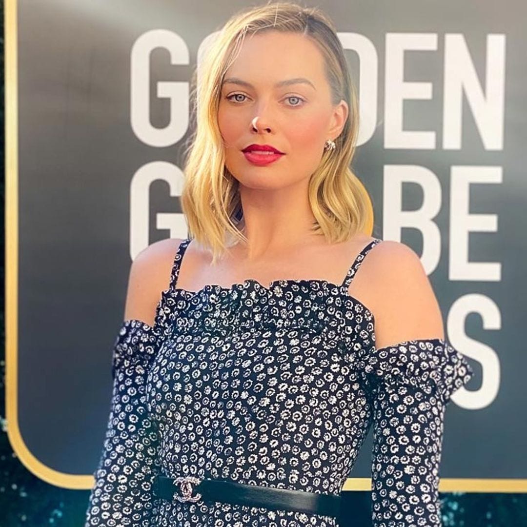 Margot Robbie se convierte en una diva de los 60 con su vestido floral y taconazos-joya