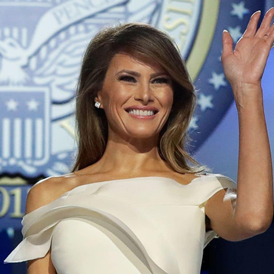 Melania Trump dona uno de sus vestidos más icónicos, ¿de cuál de trata?