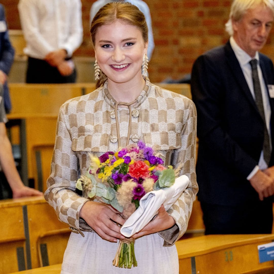 La imagen más adulta de Elisabeth de Bélgica con un traje bordado italiano