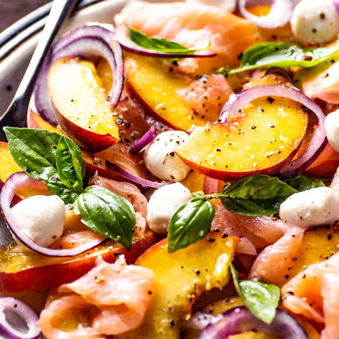 Ensalada de nectarina y salmón ahumado