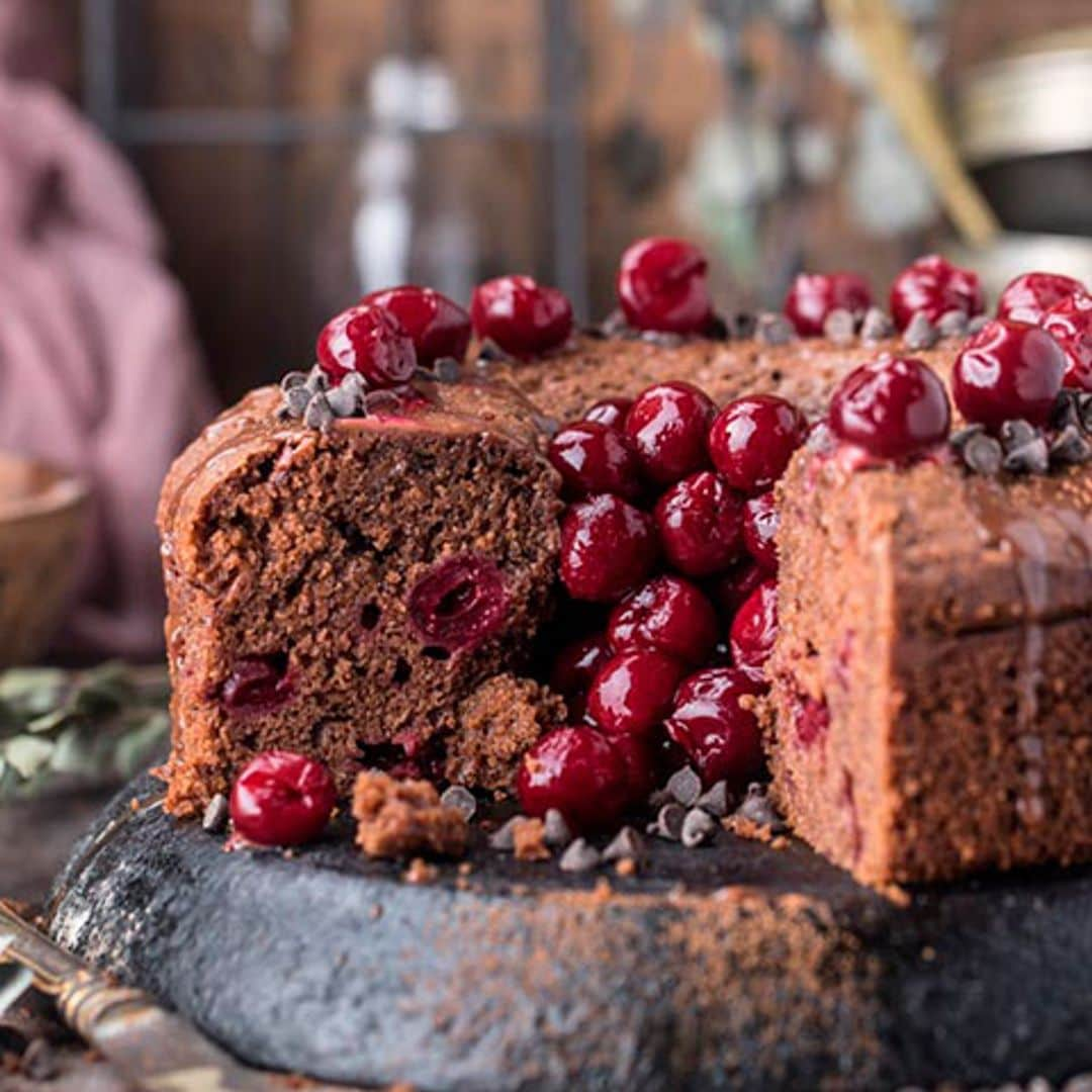 Bizcocho de chocolate con cerezas