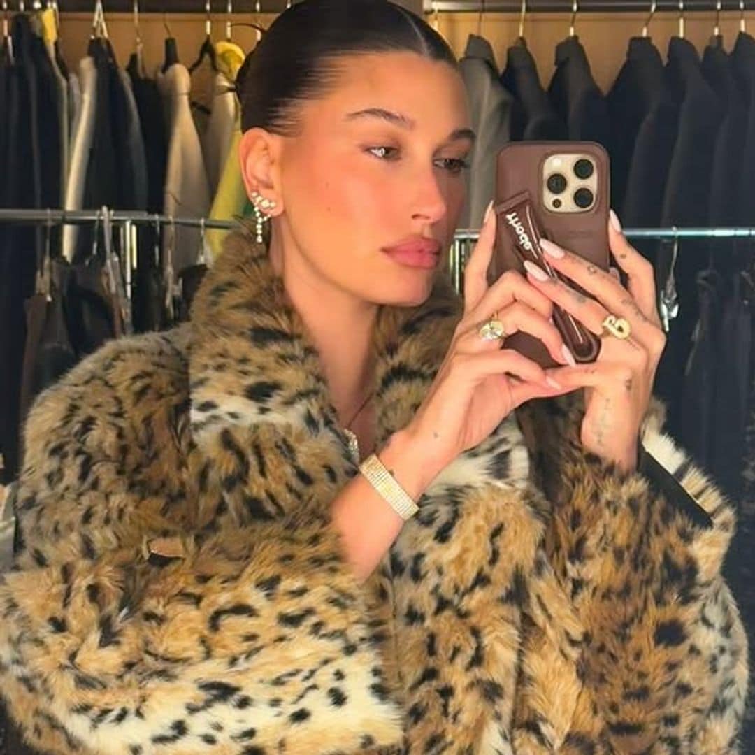 Hailey Bieber estrena las mejores manicuras invernales: del canela glaseado al color con el que empieza 2025