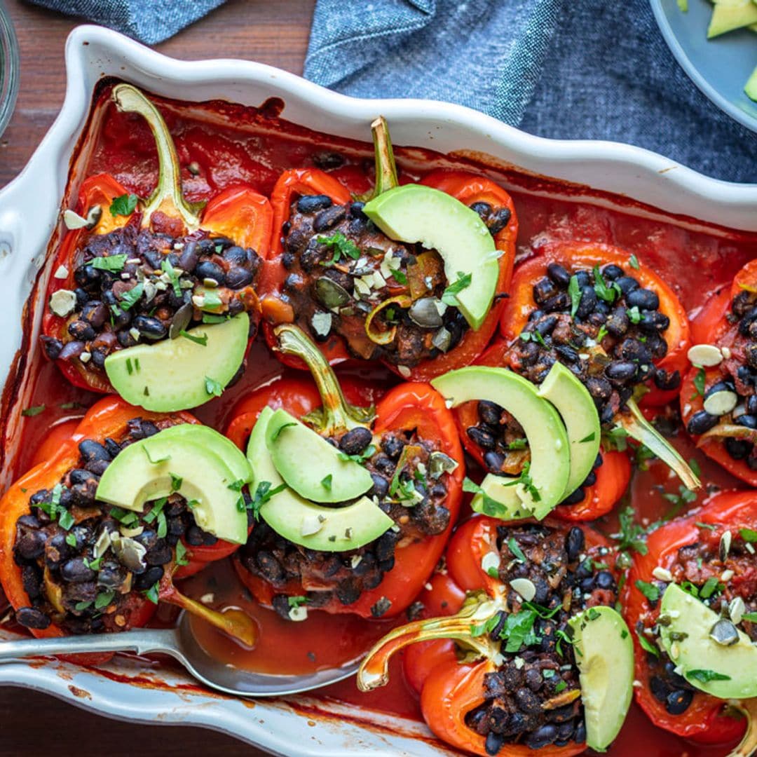 Pimientos rojos rellenos de frijoles negros y aguacate