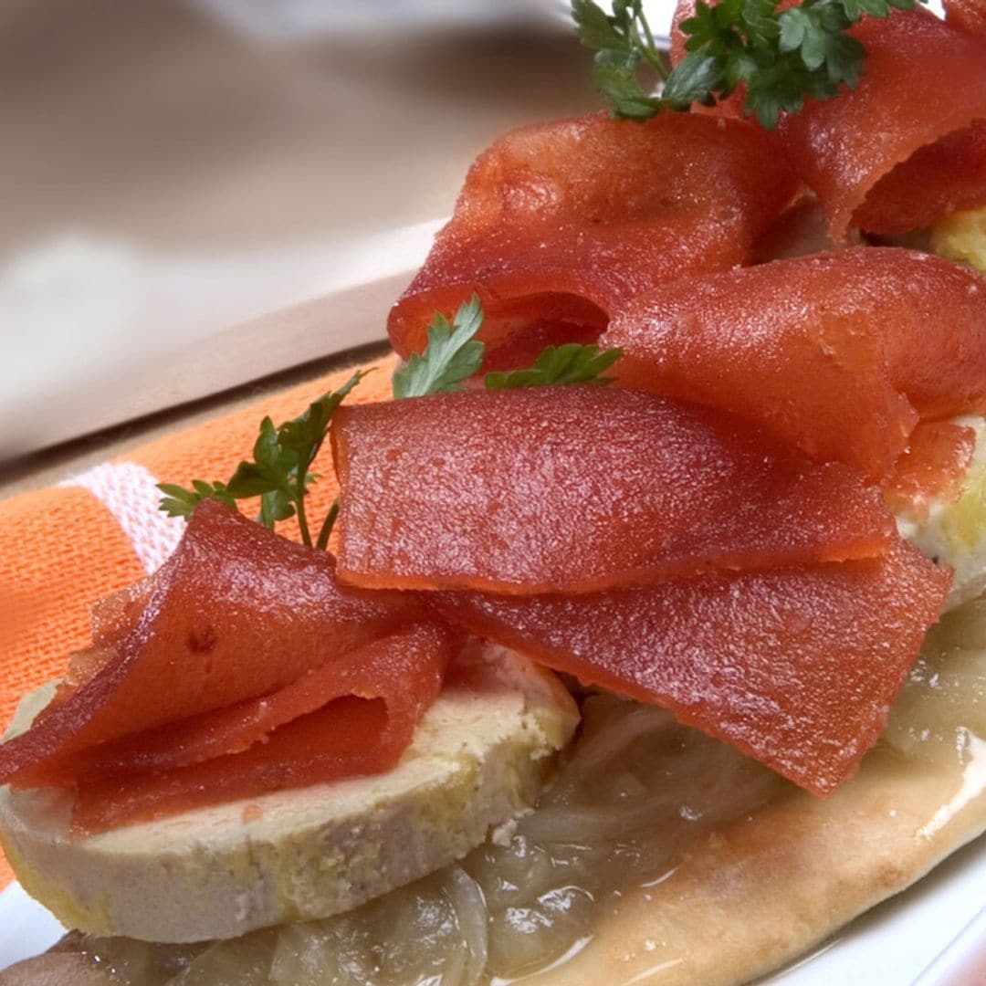 Tortas de aceite con cebolla caramelizada, 'foie' y membrillo