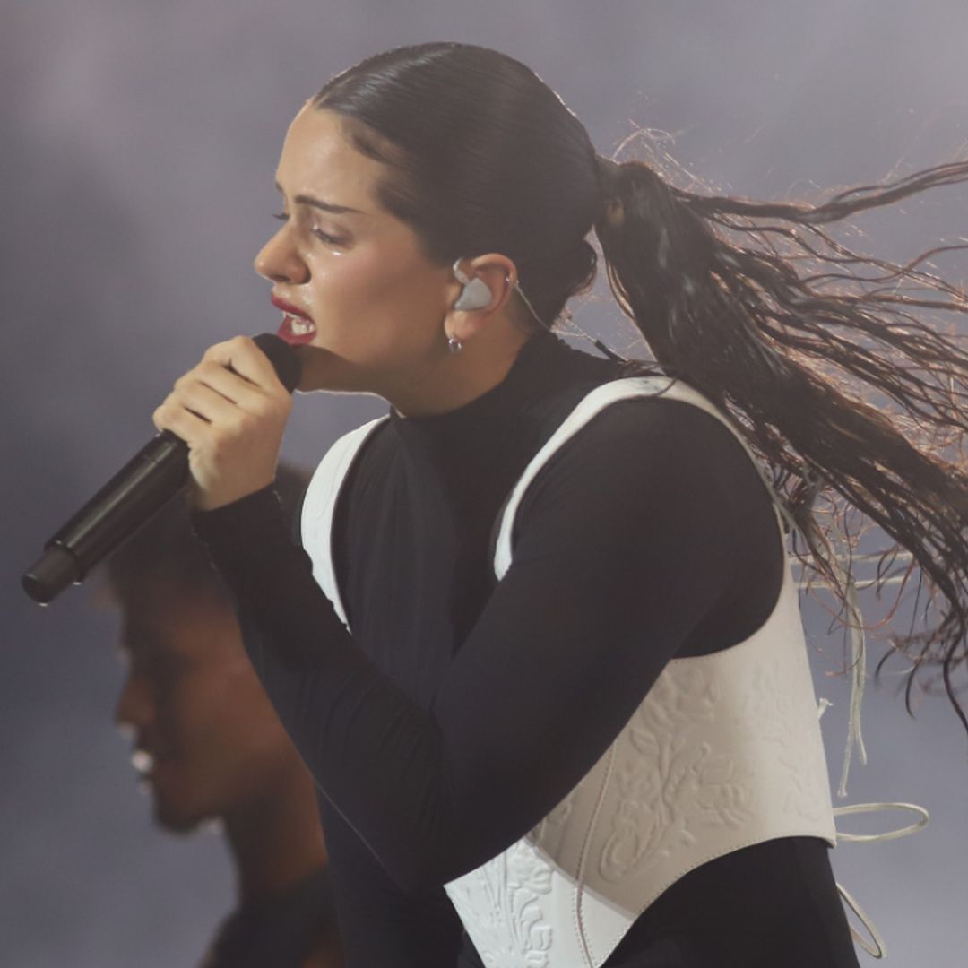 El susto de Rosalía en pleno concierto al enredarse su pelo en un ventilador