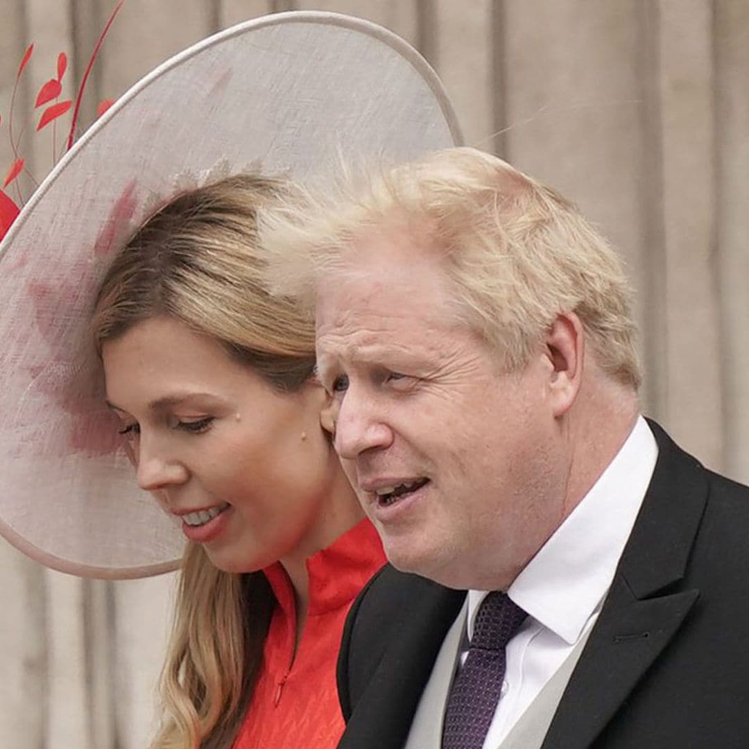 La emoción de la mujer de Boris Johnson, con su hija en brazos, durante el discurso de despedida de su marido