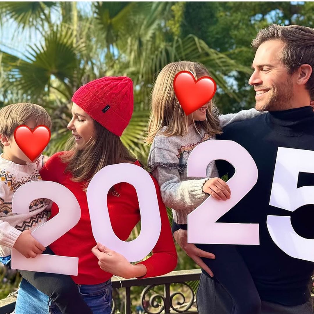 Así han crecido los hijos de Natalia Sánchez y Marc Clotet en su tradicional posado de Año Nuevo