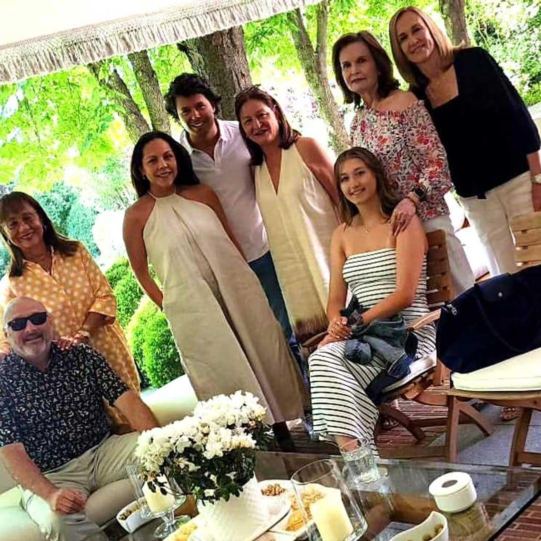 Julio Iglesias Jr. comparte una imagen del 'otro almuerzo' en casa de Isabel Preysler con su familia filipina