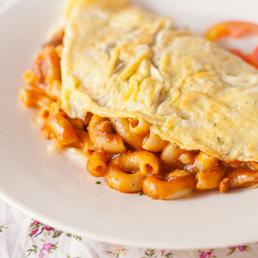 Tortilla francesa de coditos de pasta con tomate