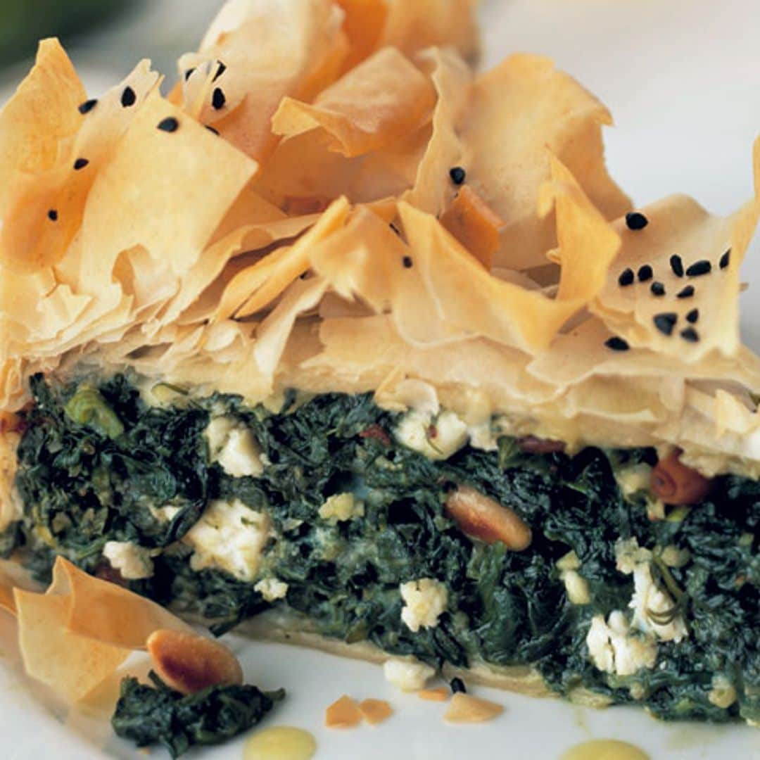 Pastel de espinacas con piñones y migas de bacalao