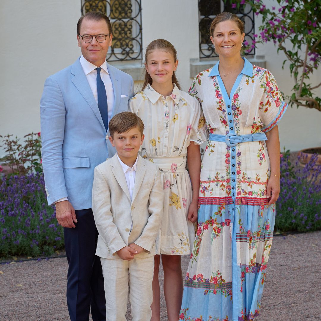 Victoria de Suecia y su hija Estelle, coordinadas con vestidos camiseros de flores en el aniversario de la heredera