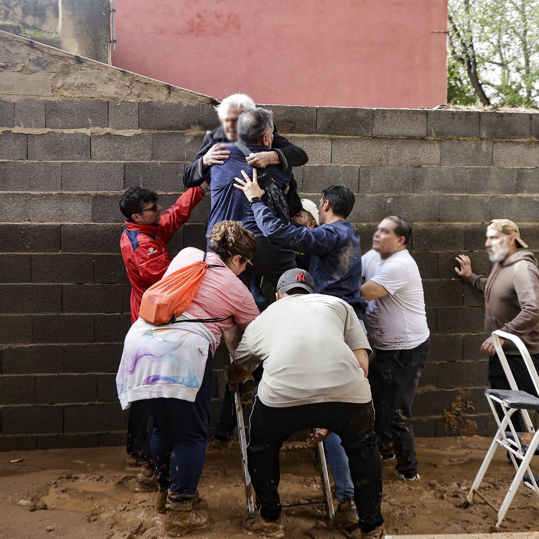 Los vecinos de un pueblo hacen una cadena humana para salvar a los ocupantes de una ambulancia atrapada