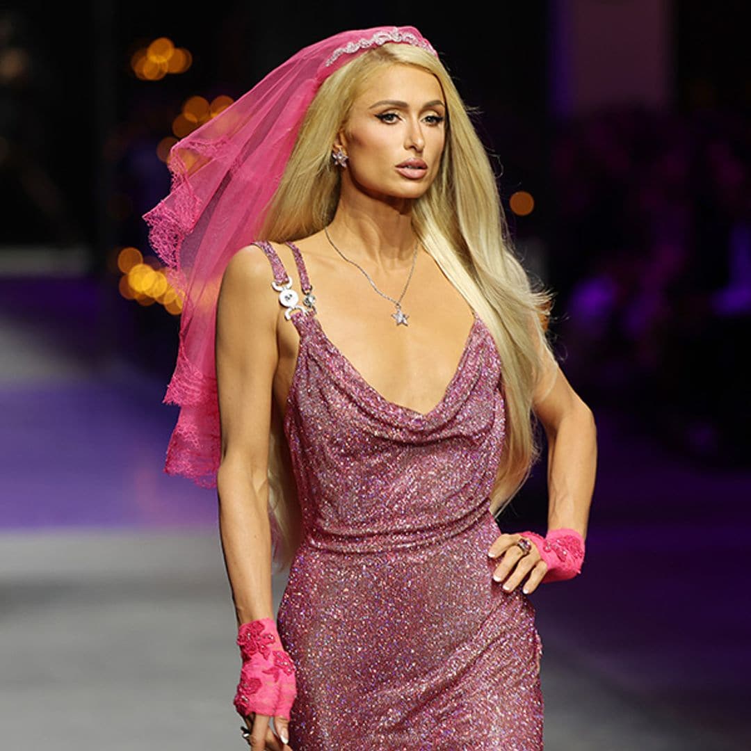 El conjunto viral de Paris Hilton en el desfile de Versace esconde un secreto 'vintage' muy especial