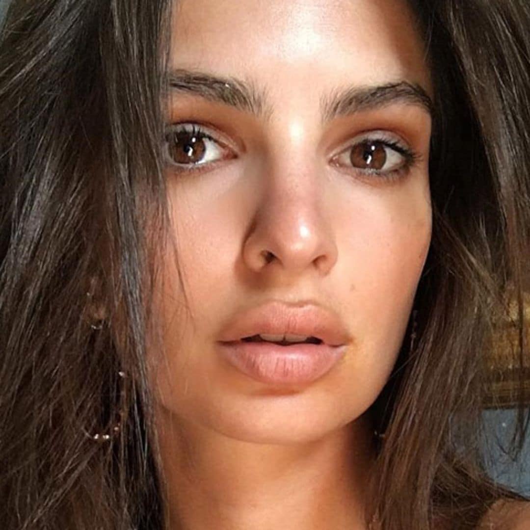 Emily Ratajkowski logra que el maquillaje dure mucho más tiempo con este truco