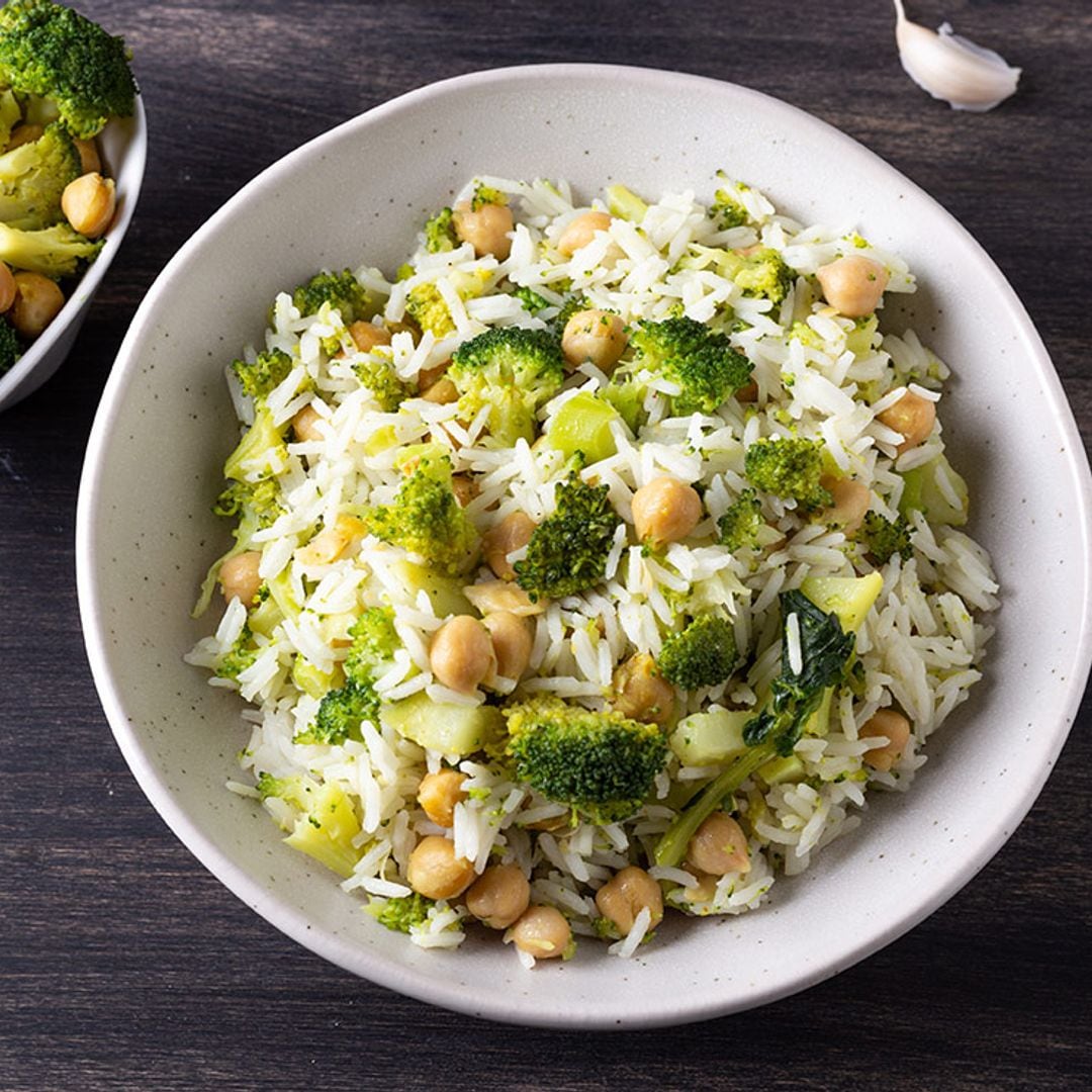 Arroz 'veggie' con brócoli y garbanzos