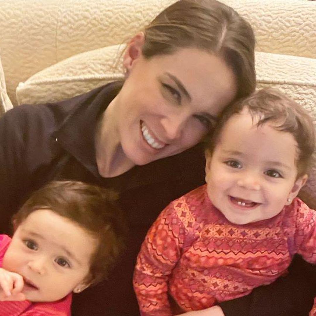 Jacky Bracamontes está aislada con sus gemelas, lejos de su esposo y sus hijas mayores