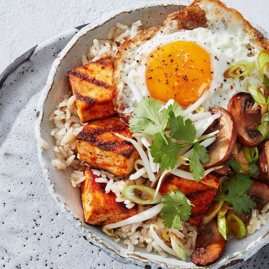 'Bibimbap' con tofu y champiñones salteados