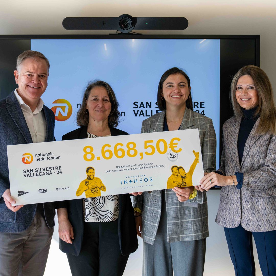 La Nationale-Nederlanden San Silvestre Vallecana entrega un cheque solidario a la Fundación INTHEOS