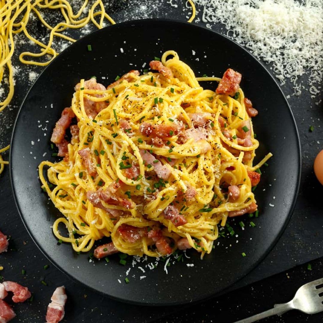 Cae rendida ante la auténtica pasta a la carbonara