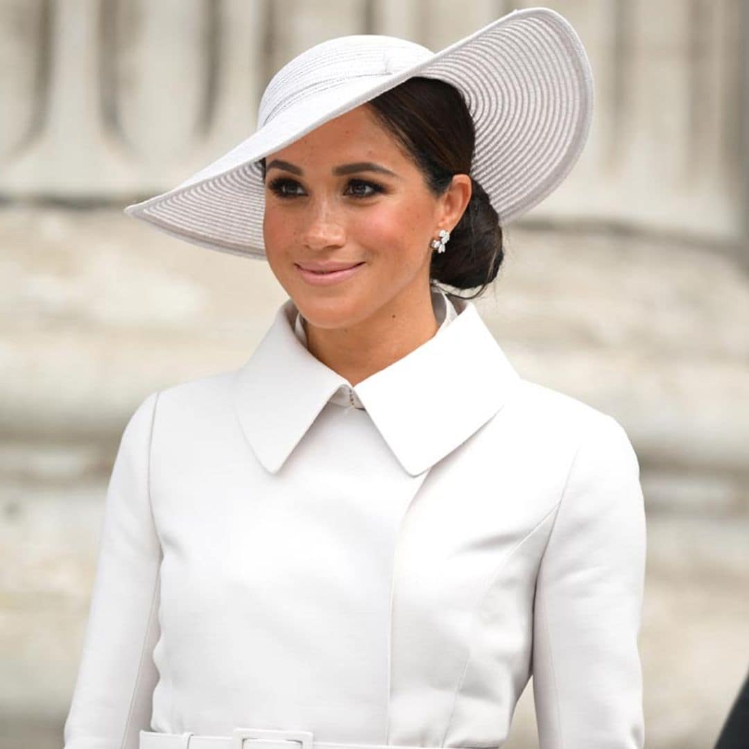 Meghan apuesta sobre seguro y reaparece con un abrigo-vestido 'muy Kate'