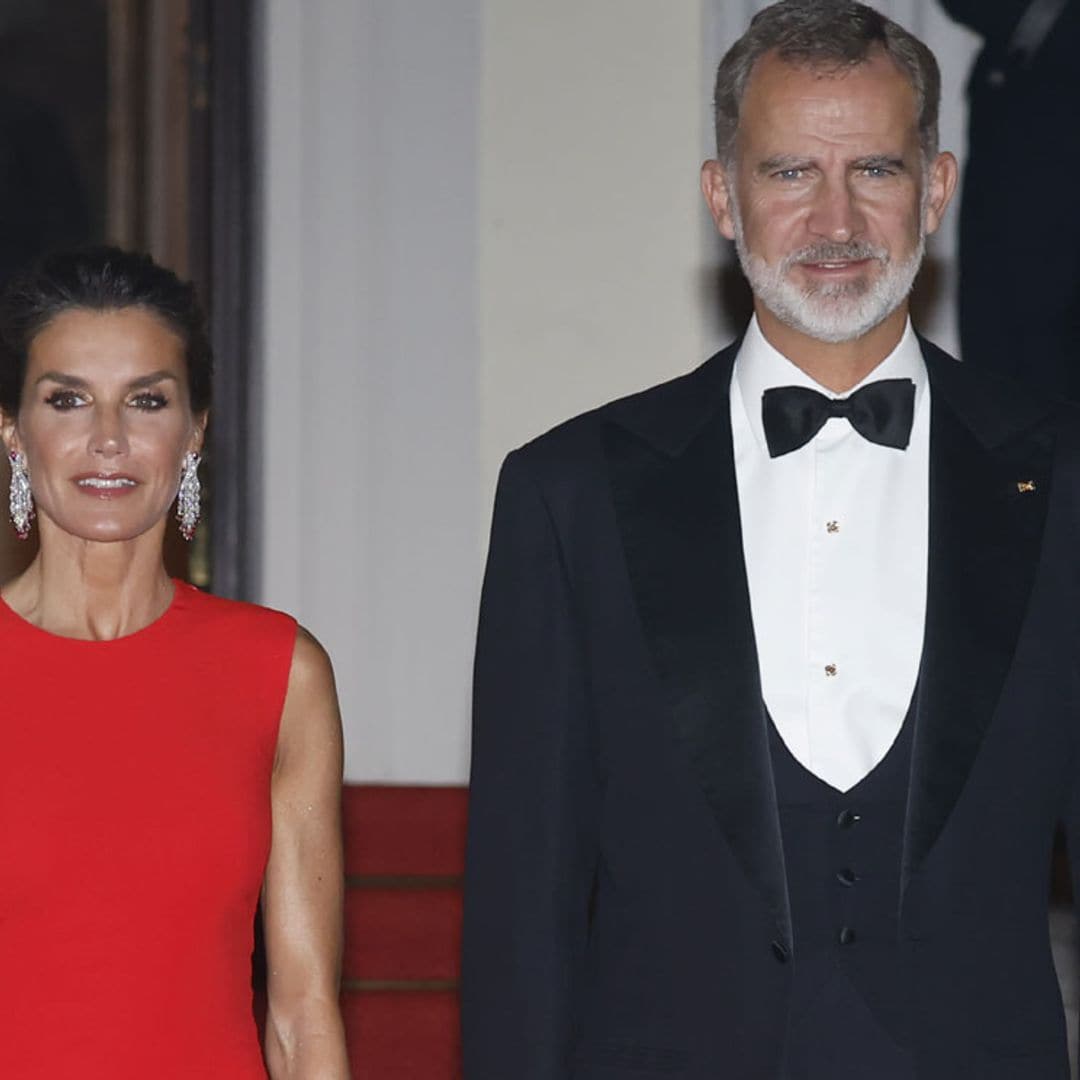 Su 'rojo Letizia' más icónico: la Reina recicla el vestido con capa que fascinó a Carolina de Mónaco