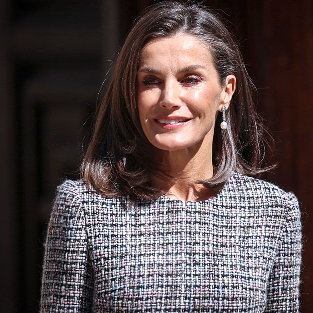 La reina Letizia estrena el vestido de 'tweed' desflecado perfecto para las invitadas más clásicas