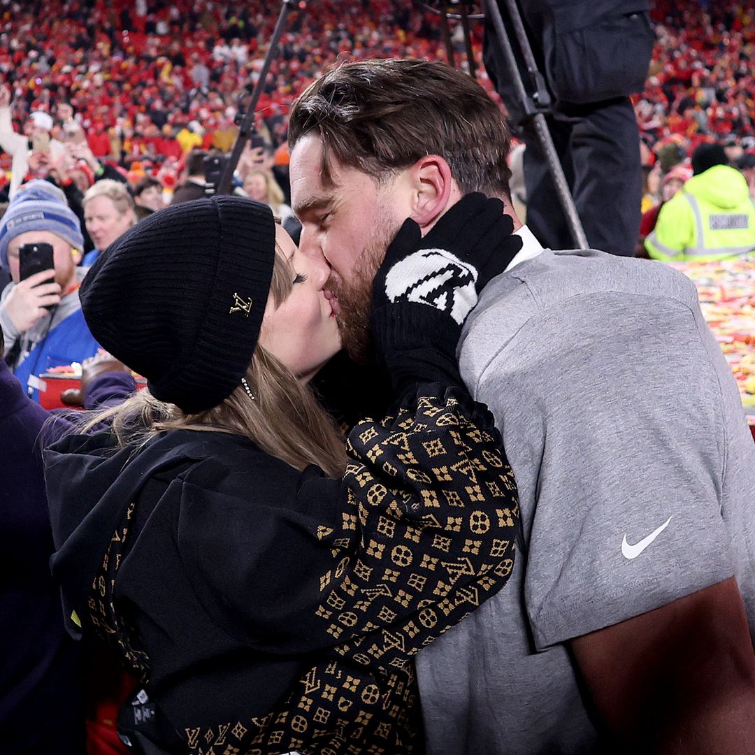 Taylor Swift y Travis Kelce celebran con un beso el pase de los Kansas City Chiefs al Super Bowl LIX