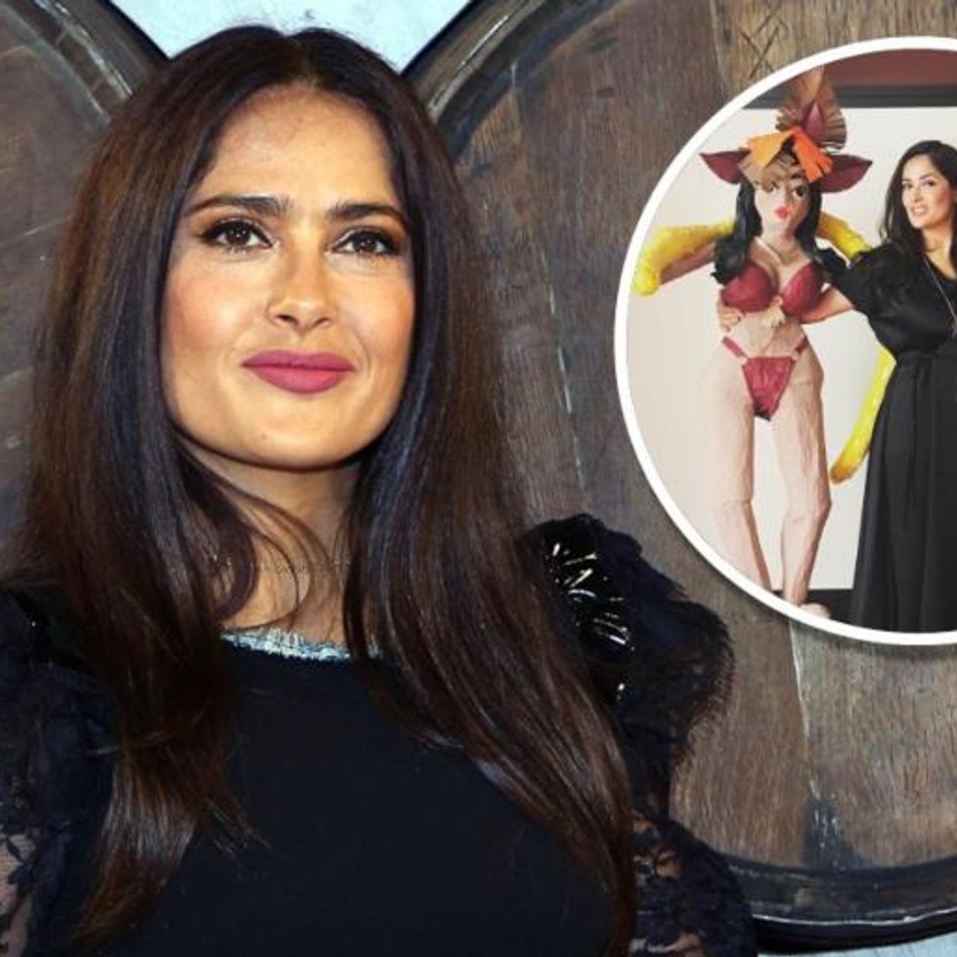 Salma Hayek posa al lado de unas piñatas inspiradas en dos de sus personajes más icónicos