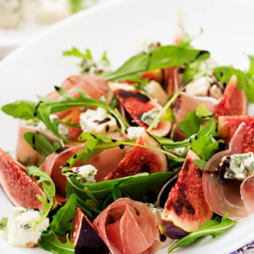 Ensalada de rúcula, queso azul e higos con jamón de Parma