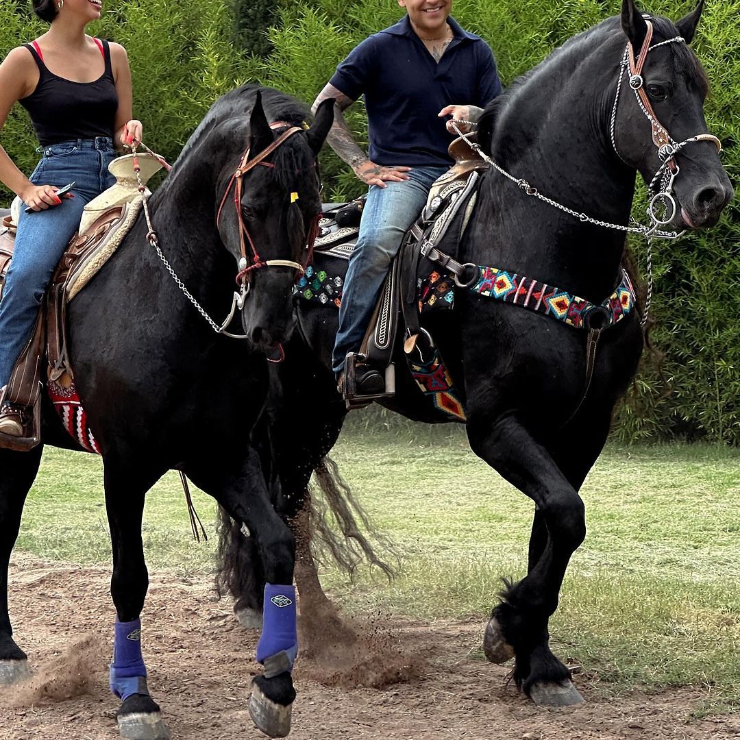 Ángela y Nodal montando a caballo