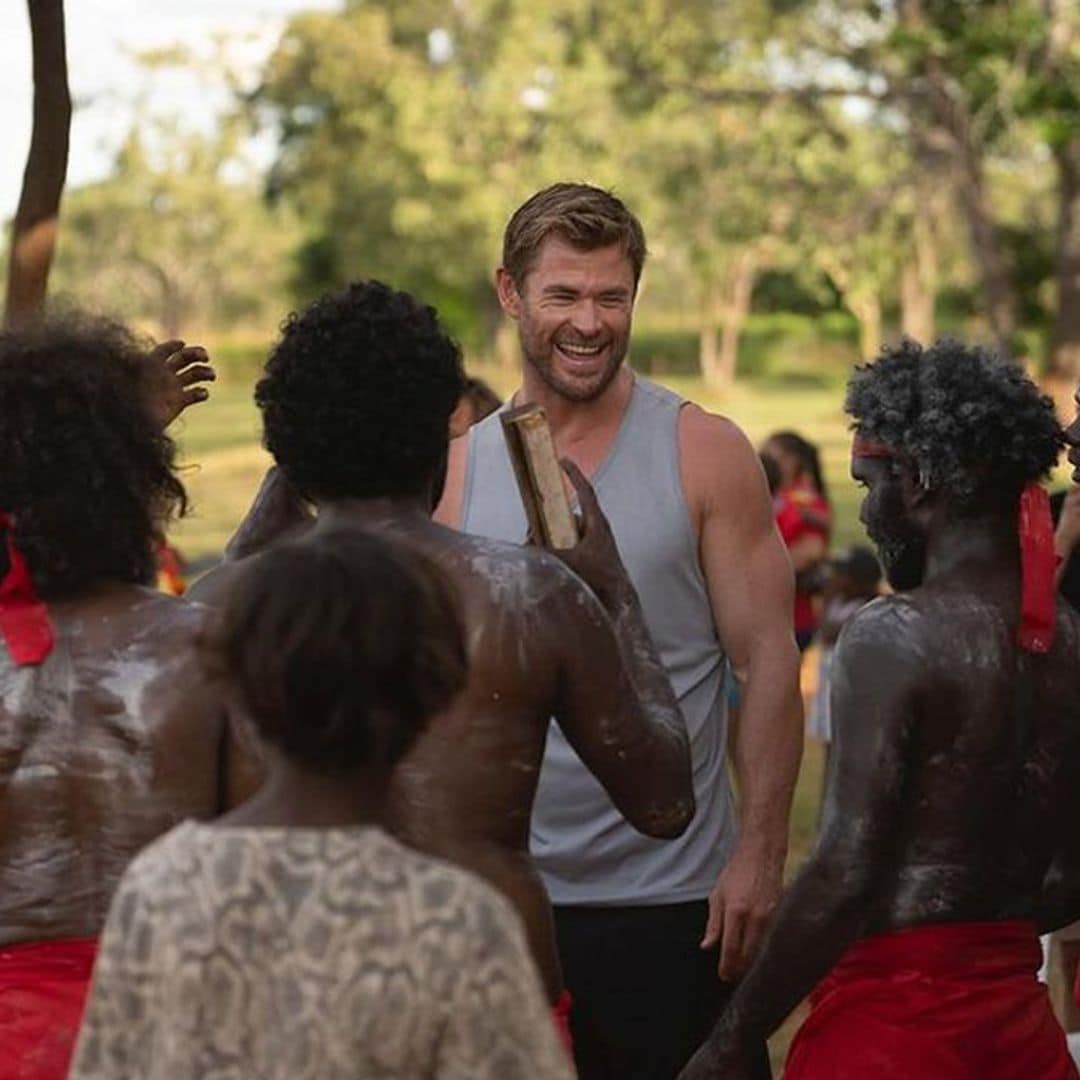 Chris Hemsworth vuelve a sus raíces visitando la comunidad aborigen en la que vivió de pequeño