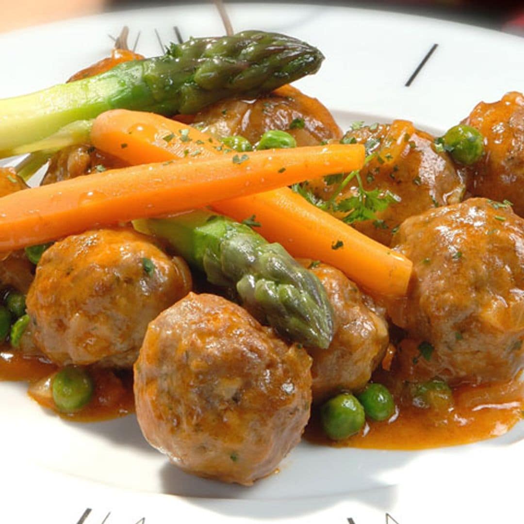 Albóndigas con guisantes y espárragos