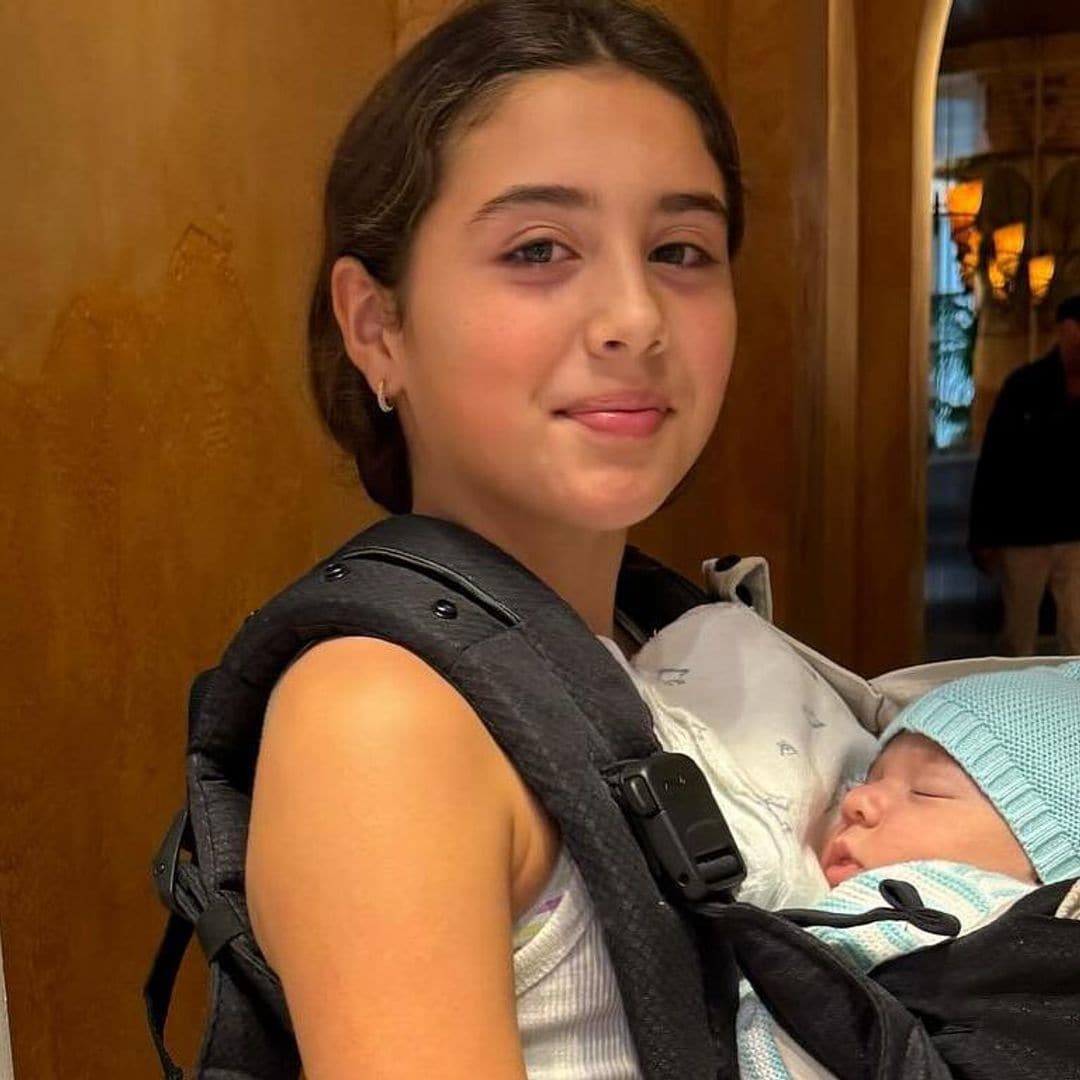 Salomé, hija de Daniela Ospina, se convierte en la más tierna ‘niñera’ de su hermanito