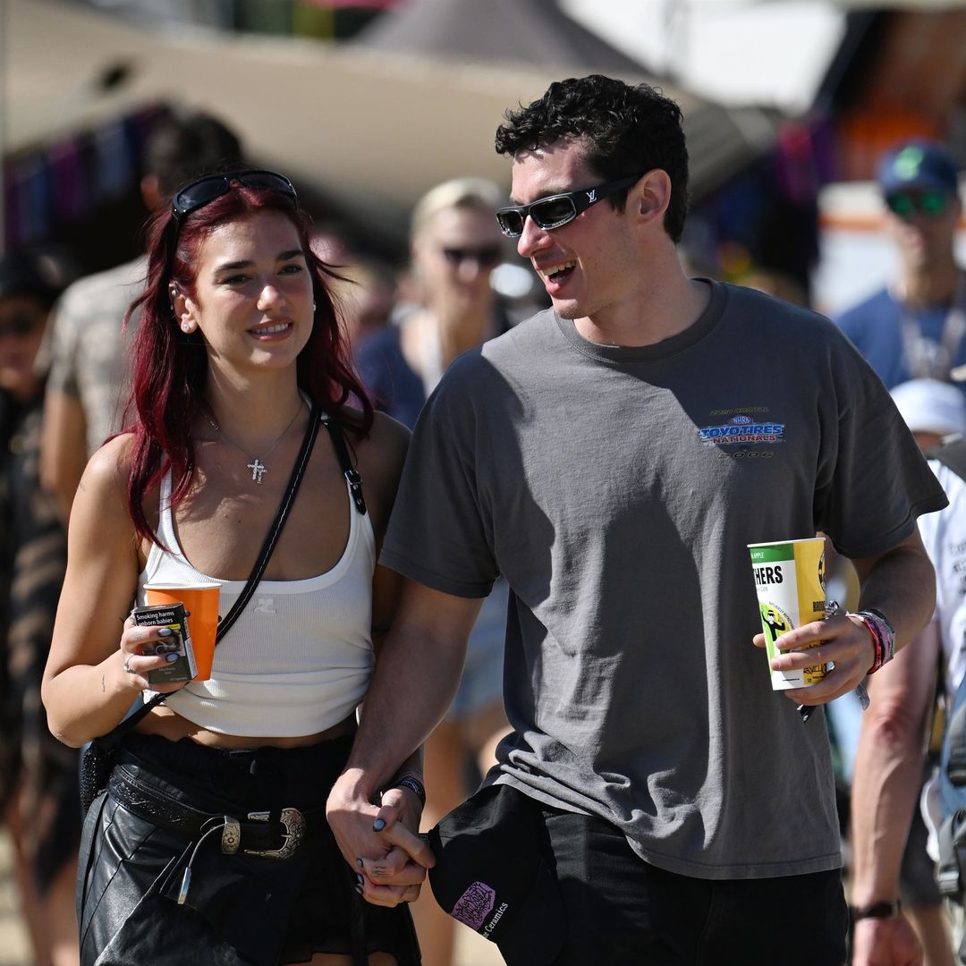 La cantante Dua Lipa y el actor Callum Turner durante el Glastonbury Festival de Somerset, en junio de 2024