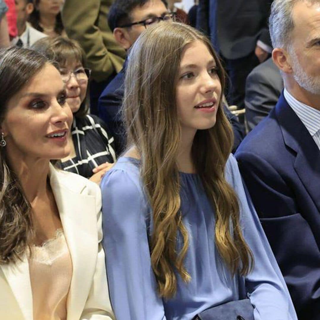 La reina Letizia, impecable en Gales con un traje blanco y top lencero de Zara