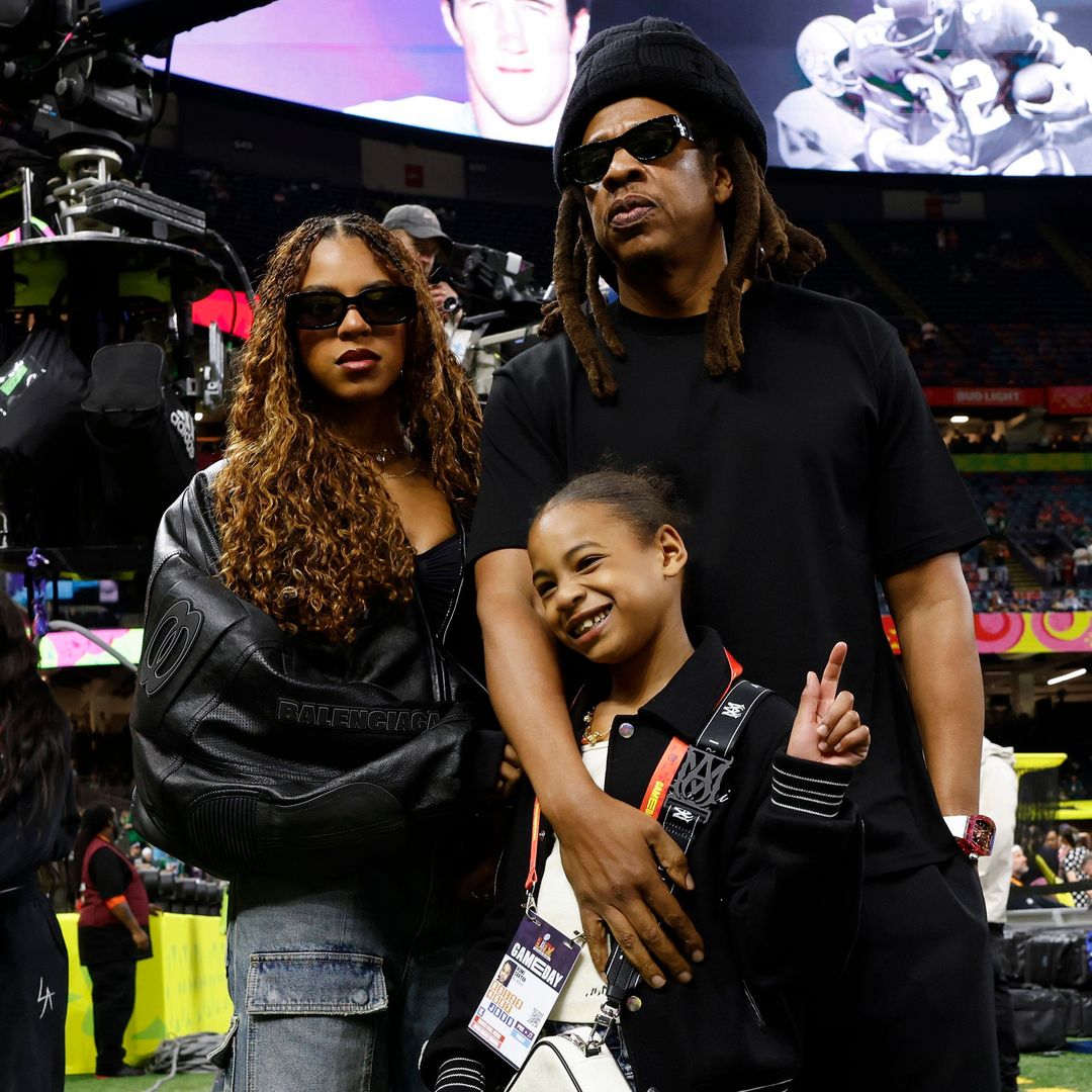 Blu Ivy y Rumi, hijas de Beyoncé y Jay Z, muestran su complicidad en el Super Bowl a través de sus looks