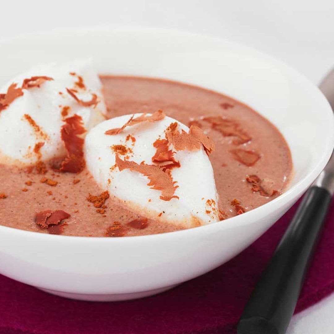 Sopa ligera de chocolate con merengue