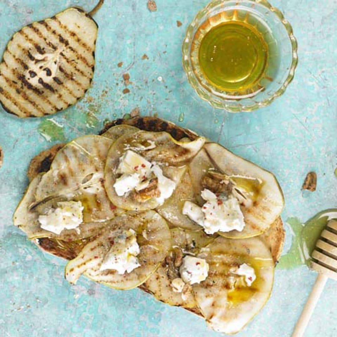 'Bruschetta' dulce de peras, requesón y miel