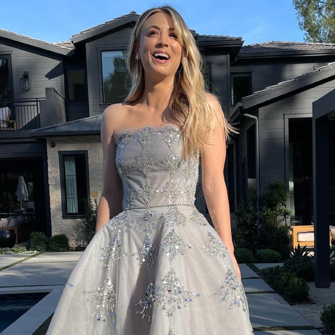 Kaley Cuoco 'se marca' un Tamara Falcó con su look de Cenicienta moderna