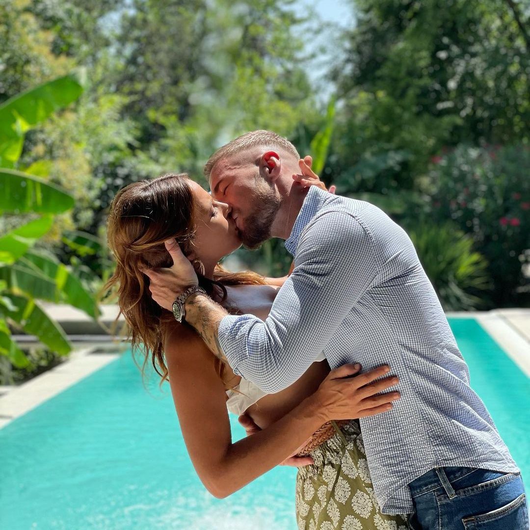 Marta Peñate y Tony Spina dándose un apasionado beso