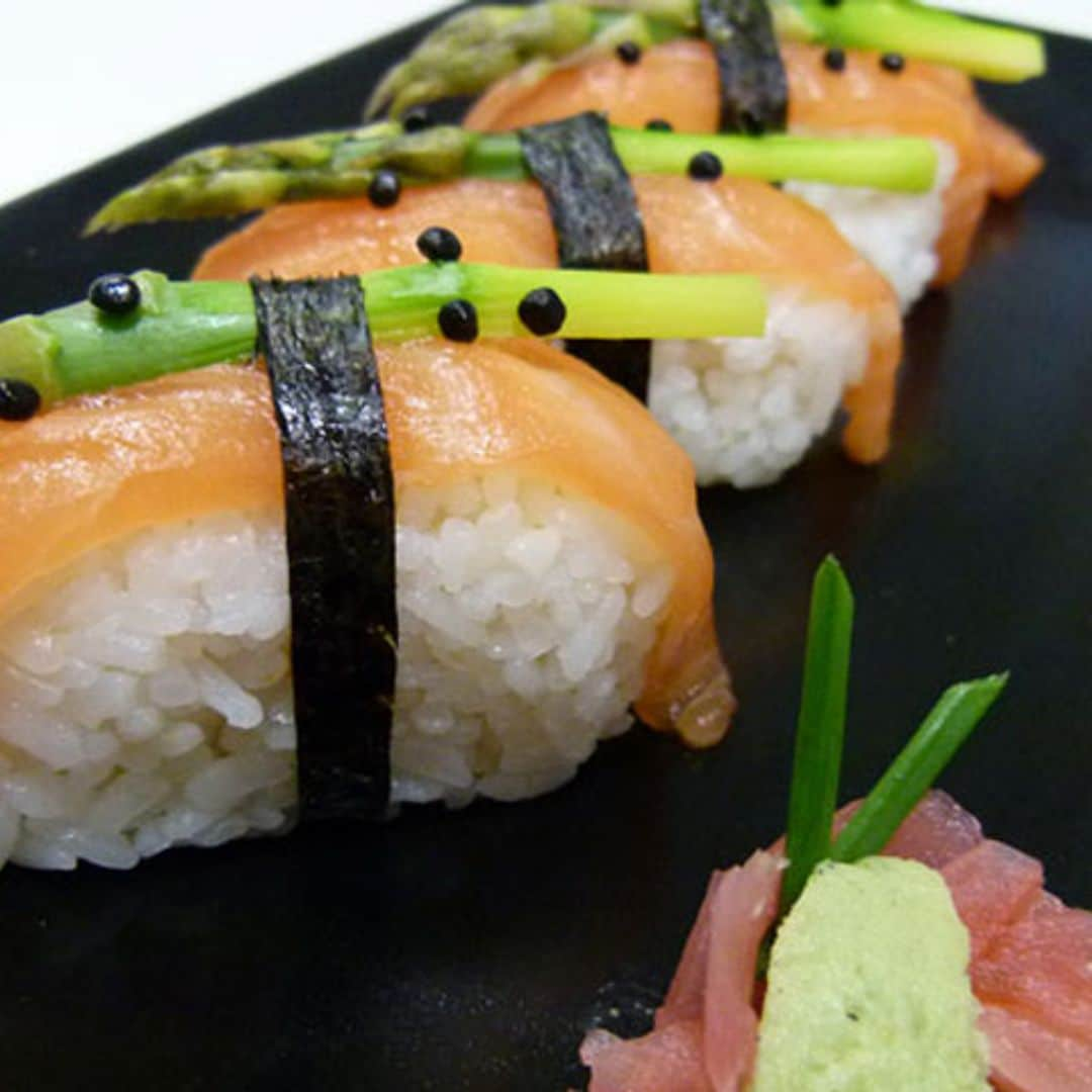 Nigiri de salmón, trigueros y perlas de caballa ahumada trufada