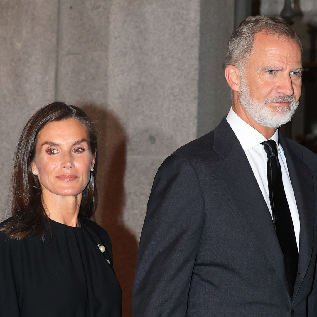 Los reyes Felipe y Letizia coinciden con don Juan Carlos en un funeral en Madrid un día después de despedir a Juan Gómez-Acebo